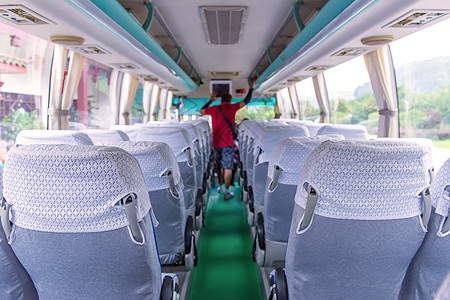 现代公交车后座椅平衡货物民众乘客宏观社会塑料假期骑士旅行图片