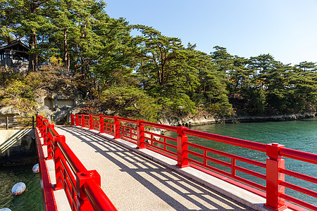 松岛和红桥天空红色旅行森林海洋游客地区场景风景海岸图片