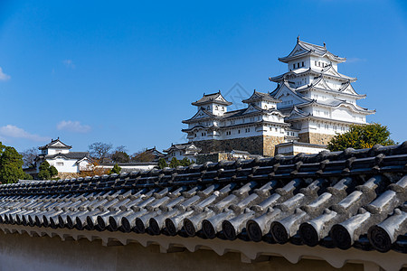 蓝色天空的白冰地城堡图片