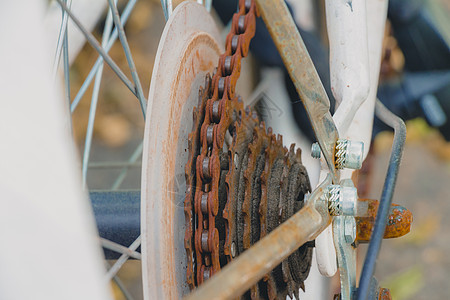 基因链条白色自行车上的旧生锈链条金属车辆机器链轮圆圈驾驶运输宏观合金戒指背景