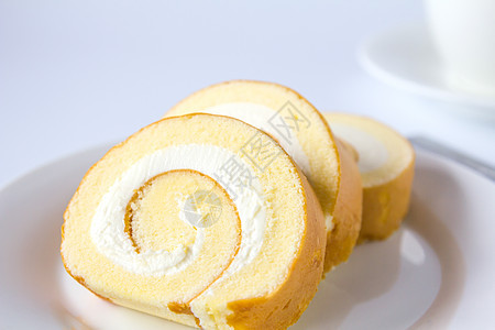 瑞士卷和咖啡 白色背景糕点早餐桌子蛋糕食物奶油海绵面包甜点小吃背景图片