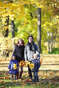 有子女家庭在秋季公园步行的秋天公园女性男生女儿儿子童年孩子们成人父亲孩子女孩图片
