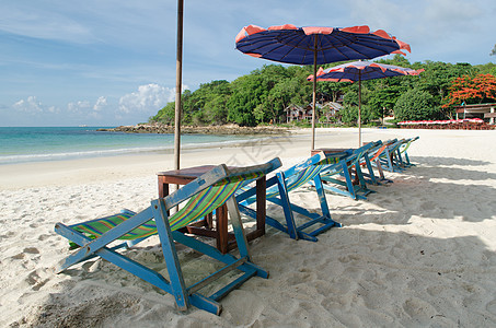 两把椅子和雨伞在沙滩上 泰尔岛的Samed岛旅游地平线奢华海洋海岸蓝色植物旅行假期天空图片