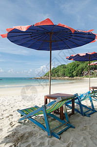 两把椅子和雨伞在沙滩上 泰尔岛的Samed岛太阳旅行海岸线热带蓝色情调棕榈阳光晴天异国图片