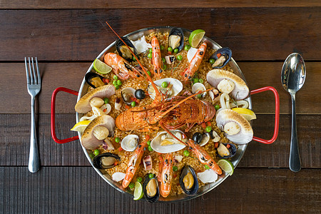 焖虾配有新鲜龙虾 大龙虾 贝类和虾的帕伊拉食物柠檬服务美味海鲜美食鱿鱼章鱼甲壳传统背景