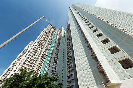 低角度的天花板建造密度晴天公寓房子景观财产商业蓝色居民图片