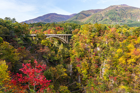 湘子桥桥跨越峡谷背景