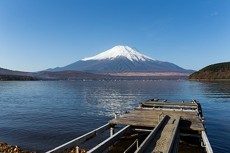 日本藤山反射顶峰农村蓝色湖泊游客火山天际观光地标图片