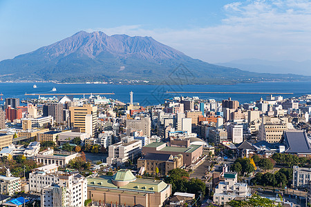 日本城市天际与樱岛火山连线图片