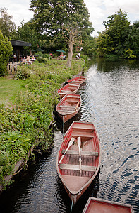 河国一排停靠的木轮划船图片