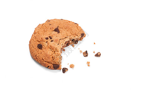 单圆巧克力薯片饼干 有碎屑和咬痕不见了 从上面的白色上隔开蛋糕午餐小吃面包传统面包屑早餐甜点奶油咖啡图片