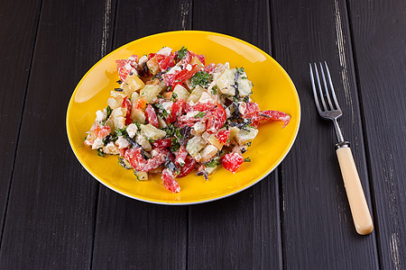 黄色盘子里的番茄沙拉午餐饮食叶子蔬菜乡村美食洋葱胡椒黄瓜烹饪图片