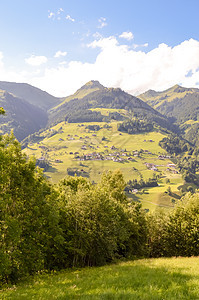 山谷和绿山的景象环境地平线旅行晴天山脉顶峰岩石太阳蓝色风景图片