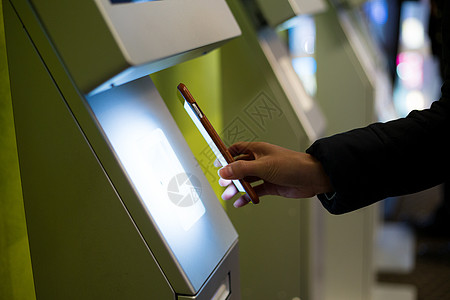 NFC公司在付款机上进行妇女扫描支付火车顾客零售电影机器展示技术通信售票处图片