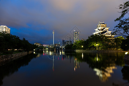 日本建筑夜里美丽的广岛城堡背景