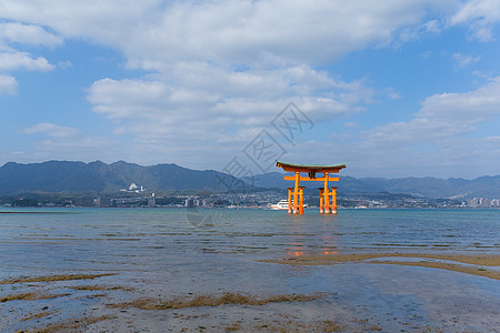 蓝色天空的岛岛图片