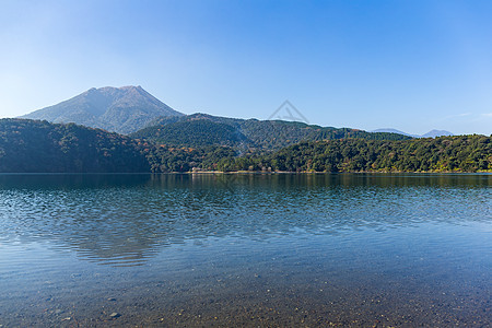 克里岛山和湖泊风景丛林天空植物天际火山农村水池石头阳光图片