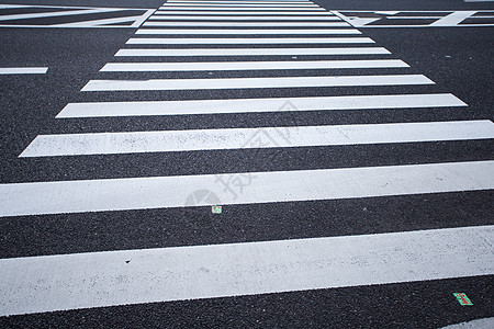 人行横行运输粒状街道路面柏油车道线条对角线交通白色背景图片