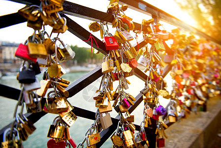 巴黎桥上的爱之锁图片