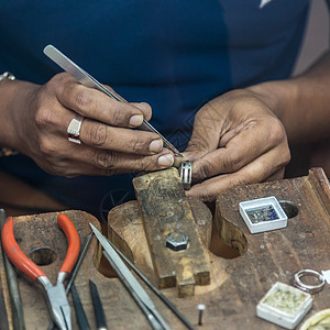 古董工作台上手工制作首饰的珠宝金匠工匠齿轮产品工艺工人宝石石头配饰金子图片