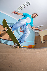 滑板机玩诡计平衡木板男性卡车坡道危险男孩们活动成人低角度特技高清图片素材