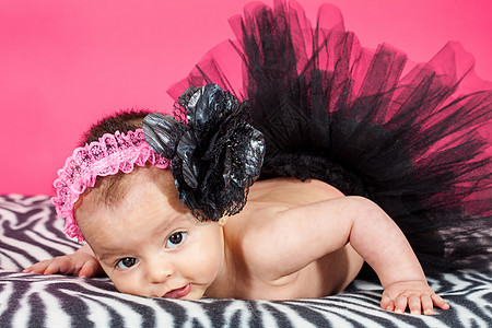 4个月大的女婴 身穿黑色礼服乐趣头巾童年婴儿新生女孩短裙喜悦裙子工作室图片