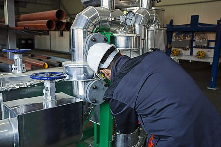 工业动力发动机控制全球商业生产机器工作网络操作员男人金属工人图片