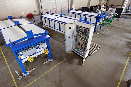 生产大厅中的工业发动机机房控制板质量金属衣服引擎操作员工作机械工具机器图片
