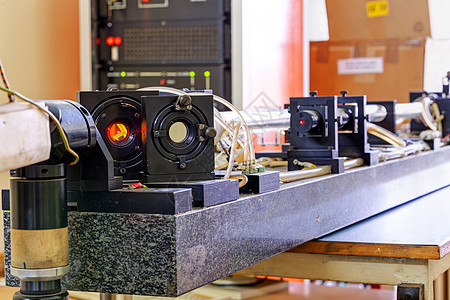 实验室中的红激光玻璃科学大学危险镜片光子学习力量工程勘探图片