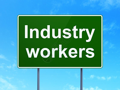 工业概念 在公路路牌背景上的工业工人图片
