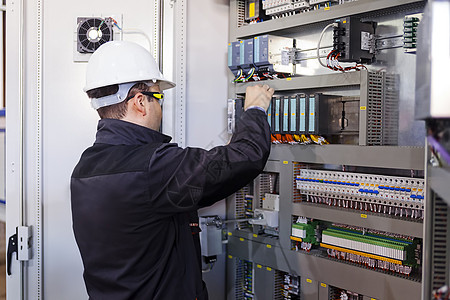 工业控制面板网络质量全球金属工人男人工程控制板机器工作图片