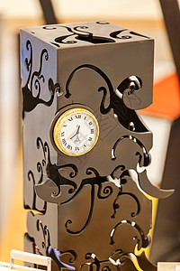 装饰用品时钟持有者盒子桌子木头项目报刊绿色房子站立背景图片