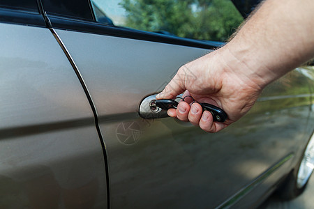 男人的手用钥匙打开车门水平安全黑色商业车辆控制保险运输手指旅行图片