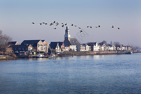 荷兰羊角村河岸附近的荷兰村房屋城市飞行白色文化历史性教会建筑建筑学历史背景