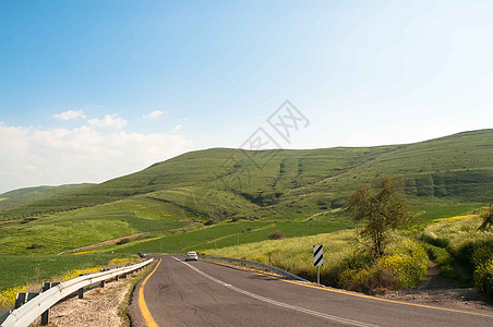 以色列北部戈兰南部的公路身高爬坡场地高地背景图片