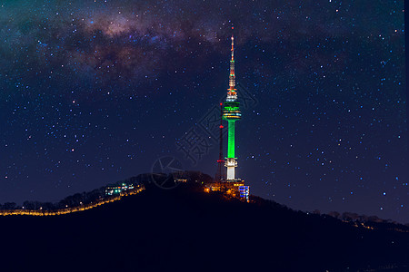 韩国地标韩国首尔首尔塔和银河银河系背景