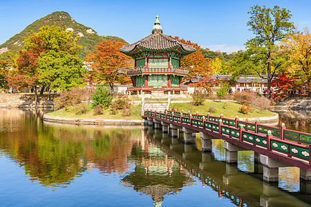 首尔庆博京贡宫秋天平衡城市蓝色宝塔地标古董景观场景建筑历史图片