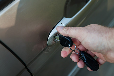 男人的手用钥匙打开车门汽车水平黑色保险手指车辆反射控制驾驶运输图片