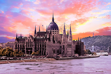 日落时匈牙利布达佩斯议会图片