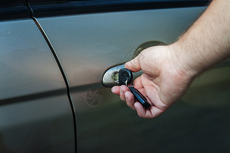 男人的手用钥匙打开车门黑色手指控制运输安全旅行司机驾驶金属汽车图片