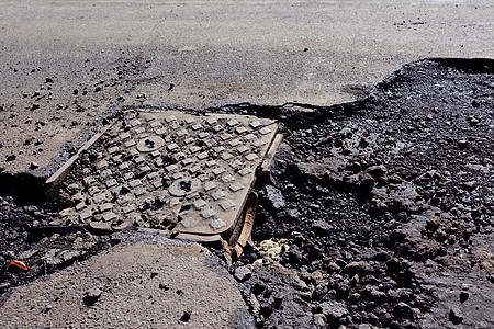 公路上被损坏的坑洞覆盖 停机坪破损背景图片