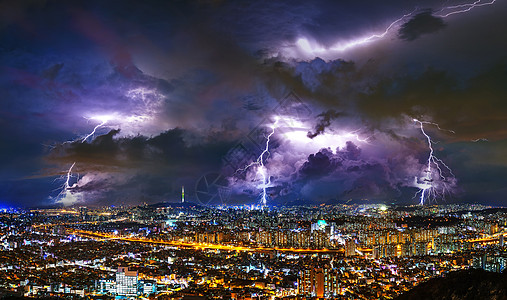 雷暴云 晚上在南科雷首尔闪电电气危险天气收费火花霹雳活力暴雨天空城市图片