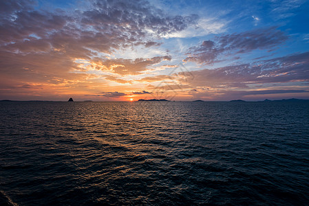 泰国的海面日落阳光晴天天空天际风景海浪蓝色海洋活力旅游图片