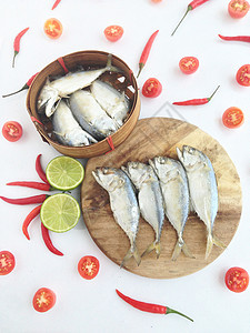 柠檬辣椒和番茄中的短竹鱼食物盘子竹子饮食白色油炸海洋海鲜木头鲭鱼图片