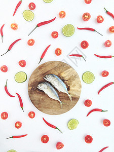 柠檬辣椒和番茄中的短竹鱼饮食油炸厨房鲭鱼海鲜木头美食海洋白色食物图片