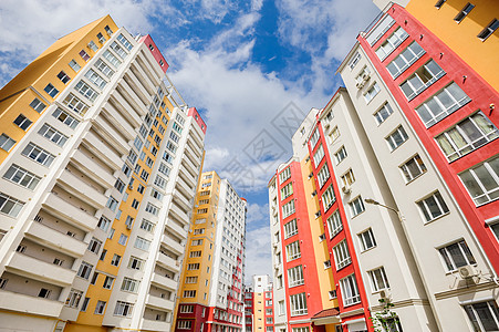 新建住宅楼宽角拍摄的广角奢华天空橙子财产房地产建筑学蓝色玻璃公寓建筑图片