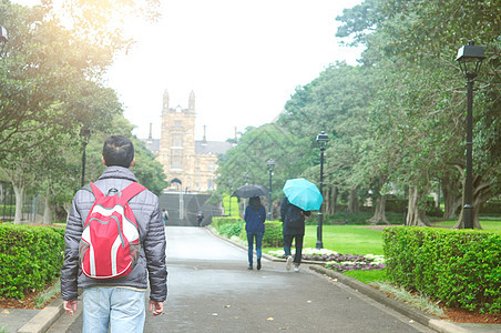 大学学生成人青少年旅游城市假期建筑学男性吸引力旅行学校图片