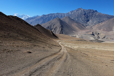 喜马拉雅山山路地球村庄地质顶峰植被太阳蓝色高山踪迹阴霾背景图片