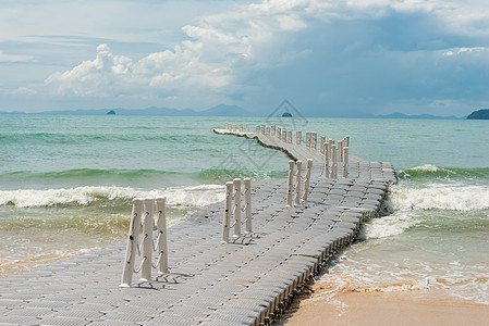 海浪和浮浮浮浮船 海洋和山丘的风景图片