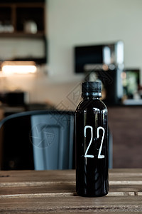 22号在黑瓶子里图片